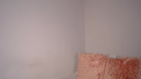 Snapshot of daniela_valencia chatting on 12/19/24, 05:18 Lucia online show from 12/19/24, 05:18