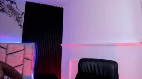 Snapshot of daniphoenixx chatting on 10/24/25, 07:32 Dani Phonenix online show from 10/24/25, 07:32