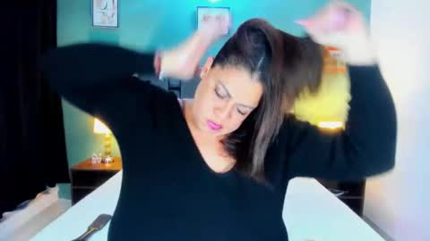 Snapshot of dannaboobsx chatting on 11/17/25, 12:49 Hilary online show from 11/17/25, 12:49