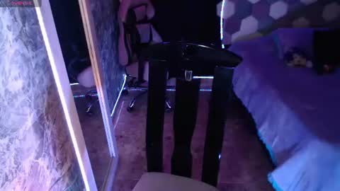 Snapshot of danniela_james chatting on 06/21/26, 04:04 danna online show from 06/21/26, 04:04