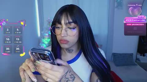 Snapshot of dannielle_ chatting on 12/19/25, 07:43 online show from 12/19/25, 07:43