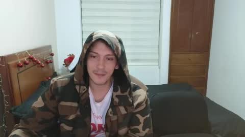 Snapshot of danruiz33 chatting on 11/21/25, 03:27 Dan online show from 11/21/25, 03:27