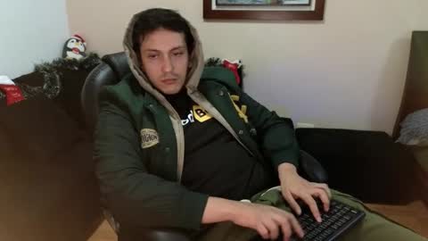 Snapshot of danruiz33 chatting on 12/05/25, 04:54 Dan online show from 12/05/25, 04:54