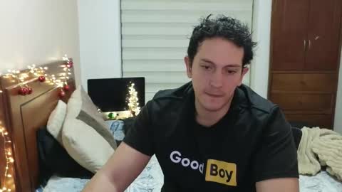 Snapshot of danruiz33 chatting on 12/21/25, 03:13 Dan online show from 12/21/25, 03:13