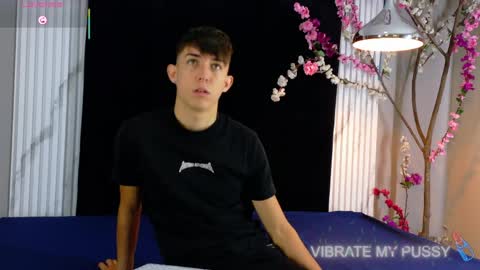 Snapshot of danteandviolete_cr chatting on 05/05/26, 11:29 DANTEVIOLETE online show from 05/05/26, 11:29