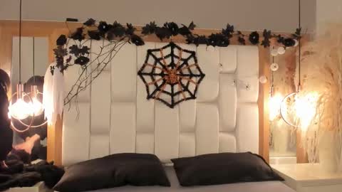 daphne_and_roger online show from 10/29/25, 11:23