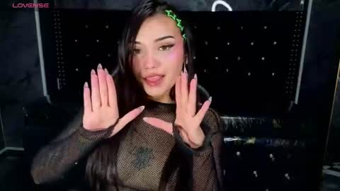 daphne_nicole_b online show from 06/19/26, 01:04