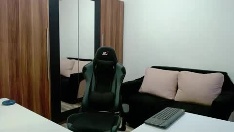 darius_94 online show from 10/02/25, 04:41