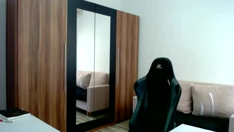 darius_94 online show from 06/18/26, 06:57