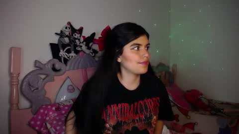 Snapshot of dark_angel_66 chatting on 11/16/25, 06:08 Moony online show from 11/16/25, 06:08