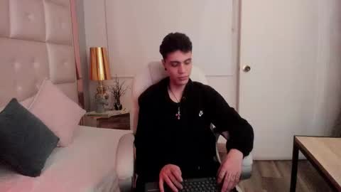 dark_sun333 online show from 12/19/25, 03:02