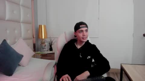 dark_sun333 online show from 12/20/25, 04:52