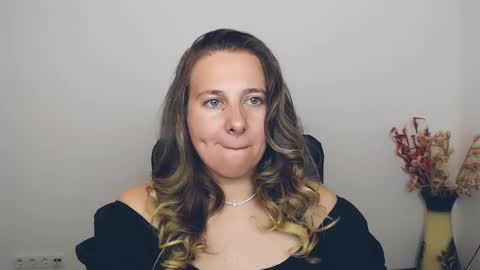 Snapshot of darklure_ chatting on 09/13/25, 09:03 Anna online show from 09/13/25, 09:03