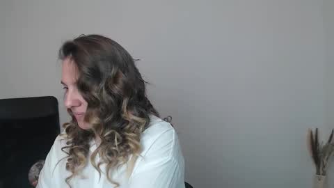 Snapshot of darklure_ chatting on 11/01/25, 06:43 Anna online show from 11/01/25, 06:43