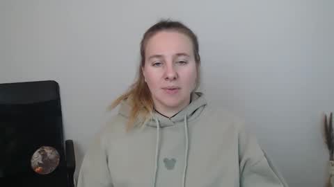 Snapshot of darklure_ chatting on 11/02/25, 01:13 Anna online show from 11/02/25, 01:13