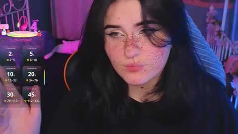 Snapshot of darksh1ne chatting on 11/20/25, 06:35 Shine online show from 11/20/25, 06:35