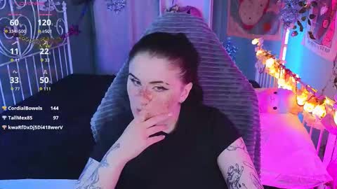 Snapshot of darksh1ne chatting on 12/17/25, 04:07 Shine online show from 12/17/25, 04:07