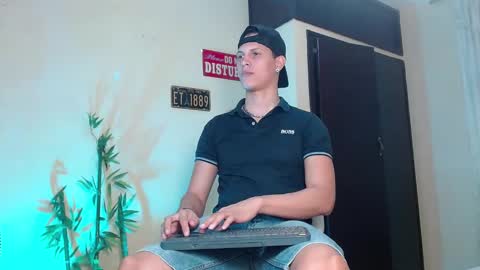 Snapshot of david_neill chatting on 01/06/25, 12:27 David Neill online show from 01/06/25, 12:27