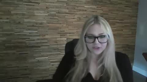 Snapshot of davinadeep chatting on 10/15/25, 10:21 Davina online show from 10/15/25, 10:21