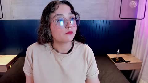 Snapshot of davis_emma chatting on 09/18/25, 08:33 Emma online show from 09/18/25, 08:33