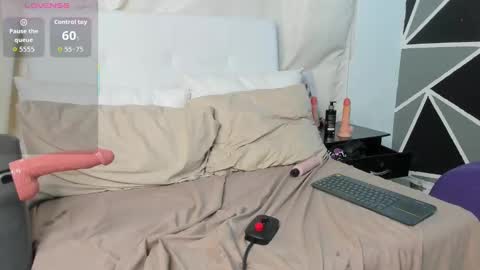 Snapshot of daye_sky chatting on 11/15/25, 08:27 Daye sky online show from 11/15/25, 08:27