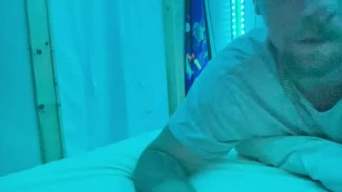 Snapshot of dcwells1992 chatting on 10/26/25, 08:31 dcwells1992 online show from 10/26/25, 08:31