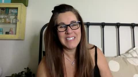 Snapshot of ddmolly chatting on 01/02/25, 08:02 DDMolly online show from 01/02/25, 08:02