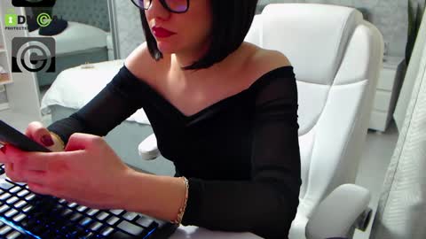 Snapshot of dear_ellisse chatting on 01/22/25, 09:24 Elly online show from 01/22/25, 09:24
