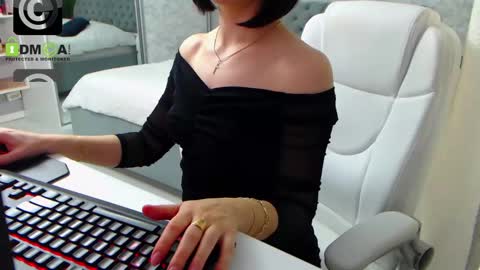 Snapshot of dear_ellisse chatting on 02/16/25, 09:48 Elly online show from 02/16/25, 09:48