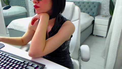 Snapshot of dear_ellisse chatting on 04/17/26, 08:39 Elly online show from 04/17/26, 08:39