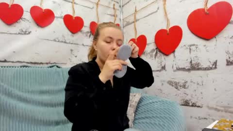 Holly online show from 05/19/26, 01:22