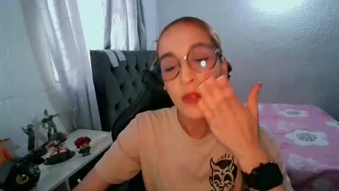 Snapshot of dear_juliet chatting on 09/16/25, 10:00 Juliet online show from 09/16/25, 10:00