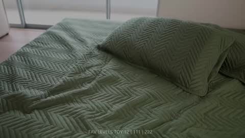 Snapshot of dearnina chatting on 12/20/25, 12:12 NINA 30OFF online show from 12/20/25, 12:12