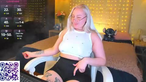 Snapshot of debbie_taylor chatting on 05/10/26, 05:07 Debbie Mon Tue Fri Sun Sat GMT 3 1000am - 0400pm online show from 05/10/26, 05:07