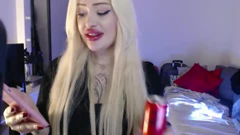 Snapshot of deewhitee chatting on 04/29/26, 01:43 Jenna online show from 04/29/26, 01:43