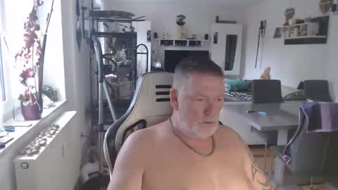 Snapshot of deinprinz2312 chatting on 10/28/25, 09:57 deinprinz2312 online show from 10/28/25, 09:57