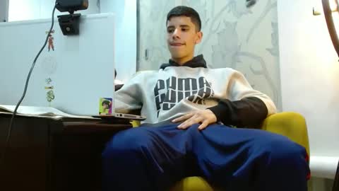 Snapshot of delglo chatting on 10/28/25, 03:43 delglo online show from 10/28/25, 03:43