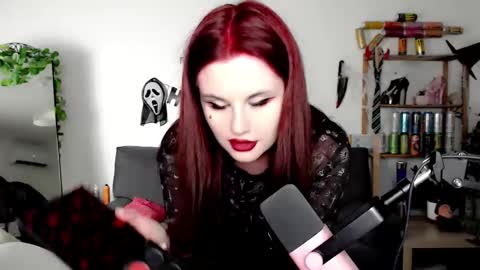 dellacrush_ online show from 10/18/25, 05:25