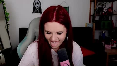 dellacrush_ online show from 11/19/25, 05:57