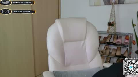 Snapshot of delsee_ chatting on 12/14/25, 04:23 Delsee online show from 12/14/25, 04:23