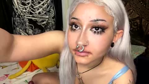 Snapshot of deluxxxeblu chatting on 12/20/24, 02:41 TankinBody online show from 12/20/24, 02:41