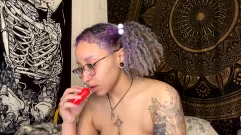 Snapshot of deluxxxeblu chatting on 01/21/25, 04:10 TankinBody online show from 01/21/25, 04:10