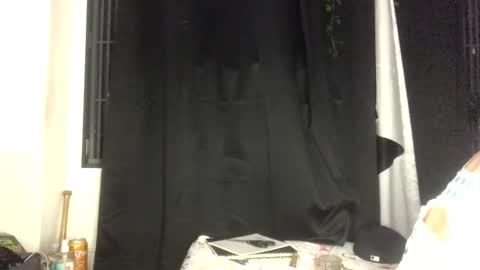 Snapshot of deluxxxeblu chatting on 02/10/25, 04:19 TankinBody online show from 02/10/25, 04:19