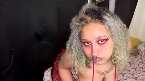 Snapshot of deluxxxeblu chatting on 02/21/25, 02:06 TankinBody online show from 02/21/25, 02:06