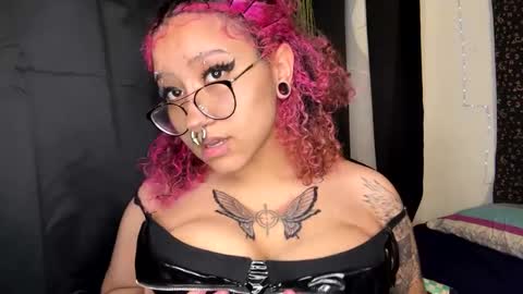 Snapshot of deluxxxeblu chatting on 02/27/25, 03:47 TankinBody online show from 02/27/25, 03:47