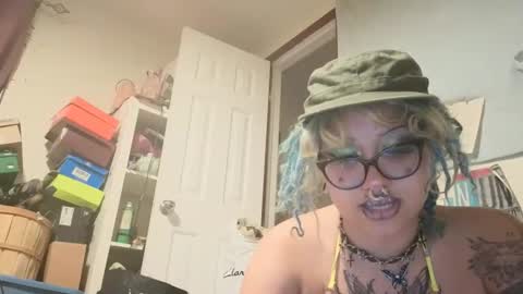 Snapshot of deluxxxeblu chatting on 10/21/25, 03:40 TankinBody online show from 10/21/25, 03:40