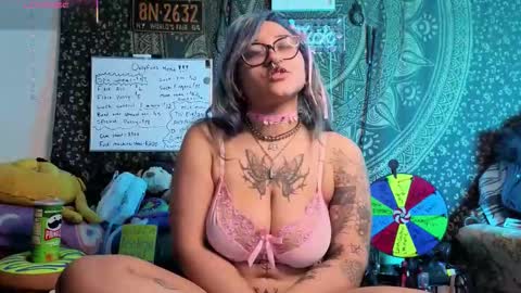 Snapshot of deluxxxeblu chatting on 12/18/25, 03:23 TankinBody online show from 12/18/25, 03:23