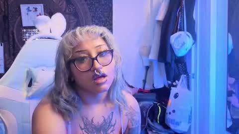 Snapshot of deluxxxeblu chatting on 01/19/26, 03:21 TankinBody online show from 01/19/26, 03:21