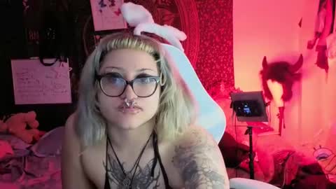 Snapshot of deluxxxeblu chatting on 02/08/26, 03:10 TankinBody online show from 02/08/26, 03:10