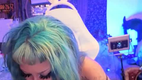 Snapshot of deluxxxeblu chatting on 02/23/26, 03:15 TankinBody online show from 02/23/26, 03:15